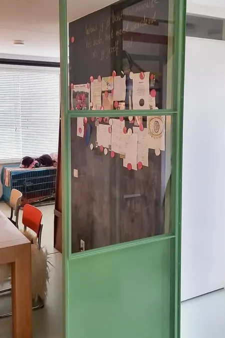 Een scharnierdeur met een unieke kleur