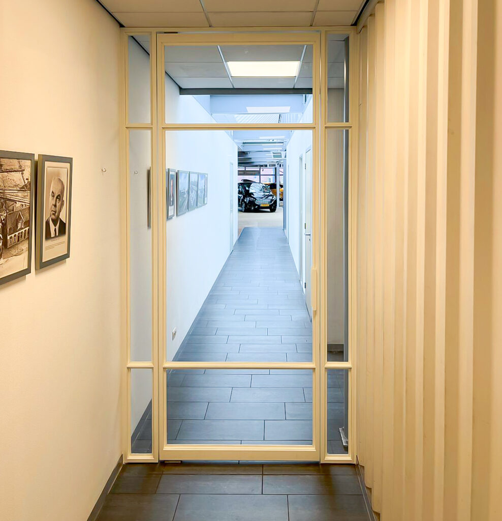 "Transparante witte taatsdeur met dubbele zijlichten."