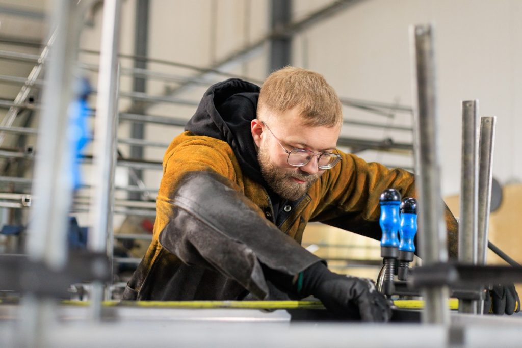 "Een medewerker van Maatwerk B.V. aan het lassen."